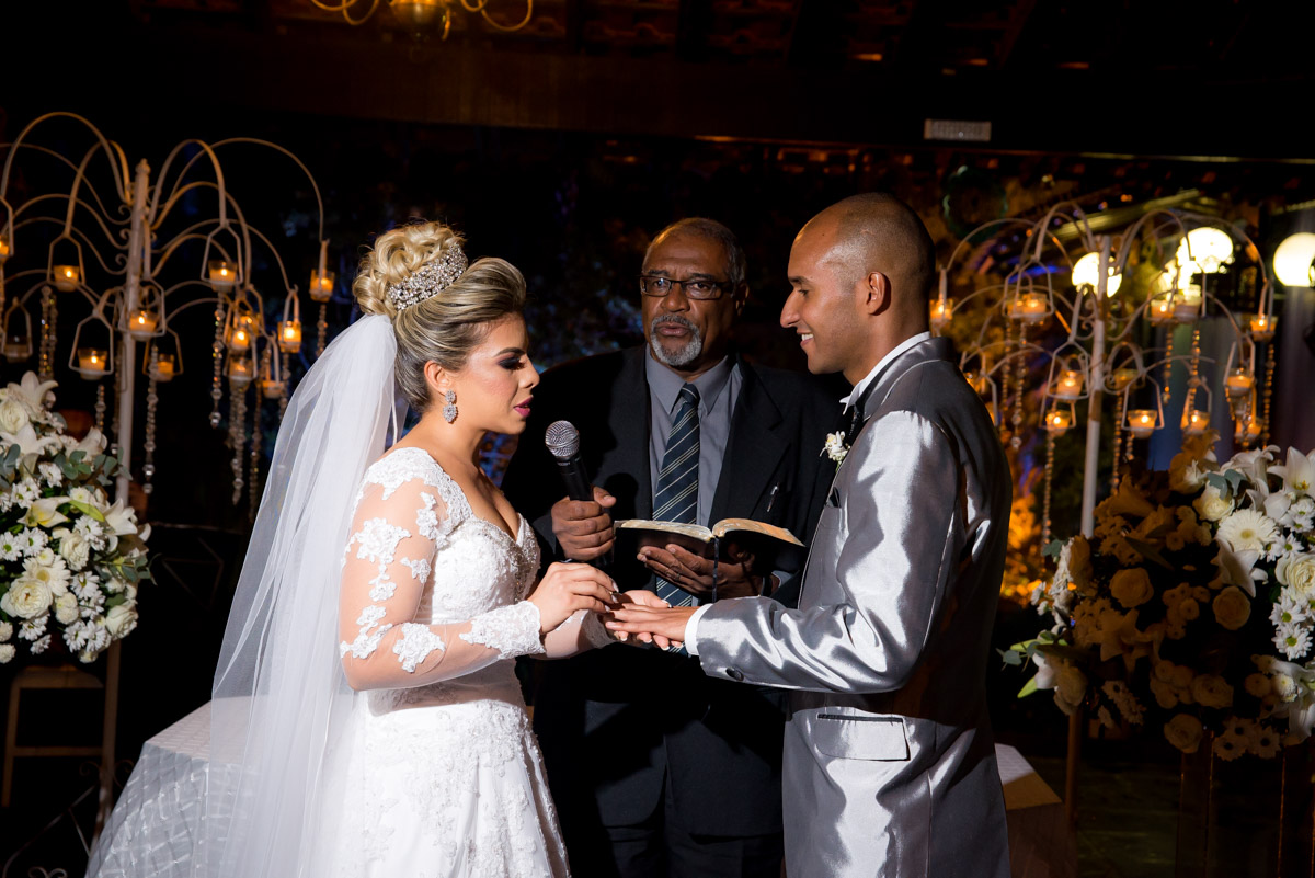 noivo colocando aliança