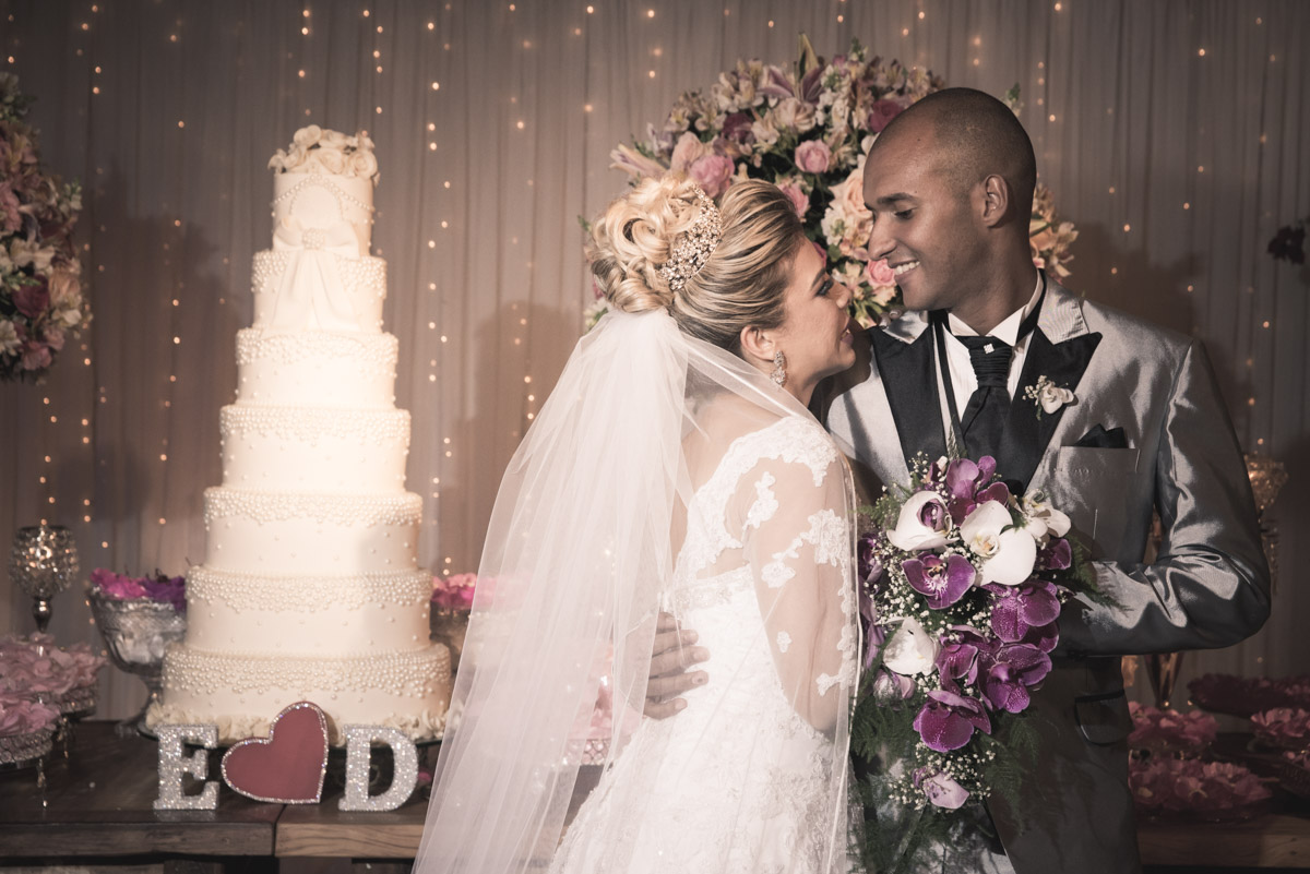 noivo segurando buquê