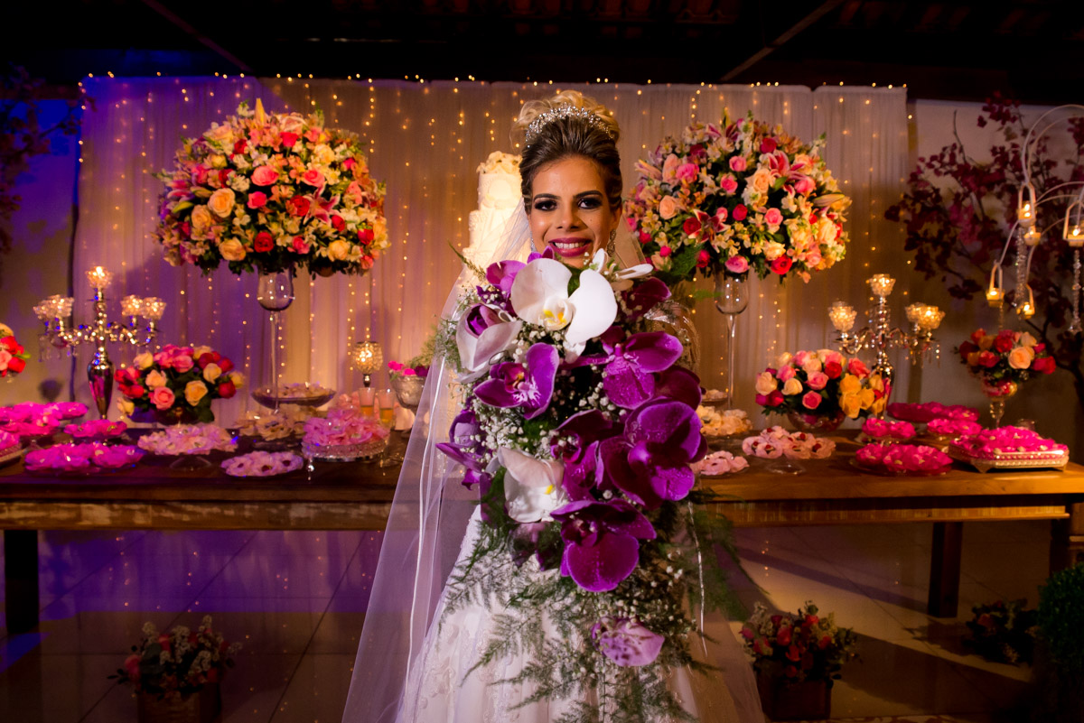 noiva com buquê roxo