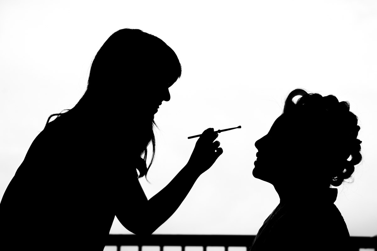 noiva sendo maquiada