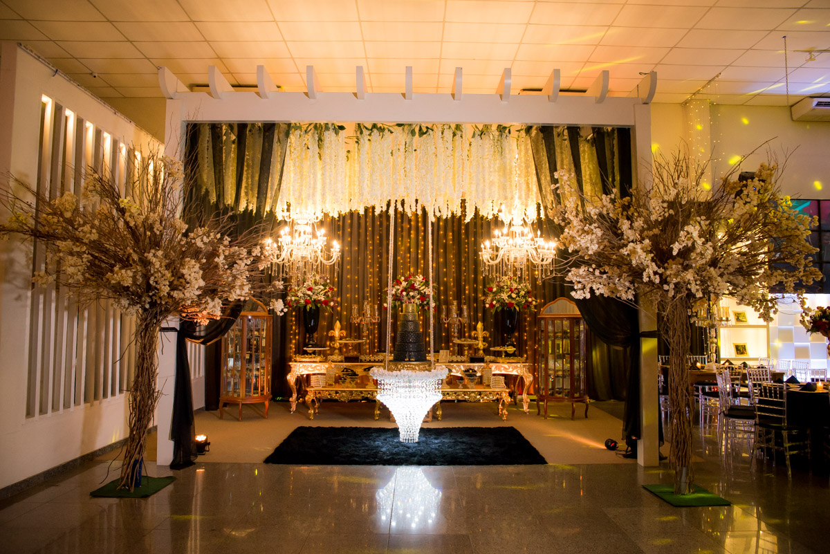 Festa Preto e Dourado para 15 anos salão solarium