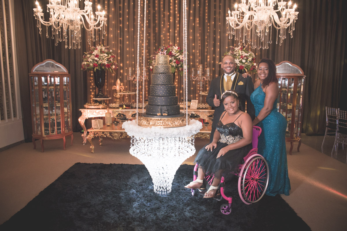 debutante cadeirante com os pai na mesa do bolo fotografo fabio doria