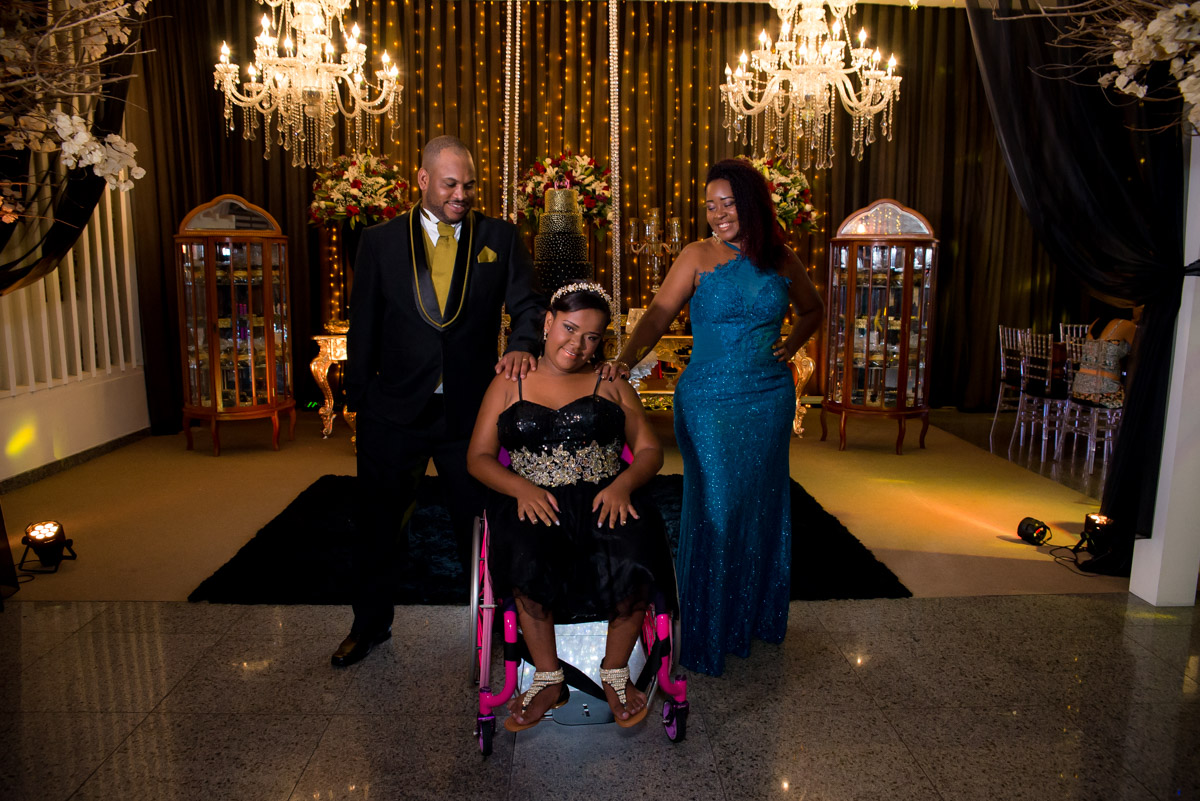 debutante cadeirante com os pai na mesa do bolo salão solarium