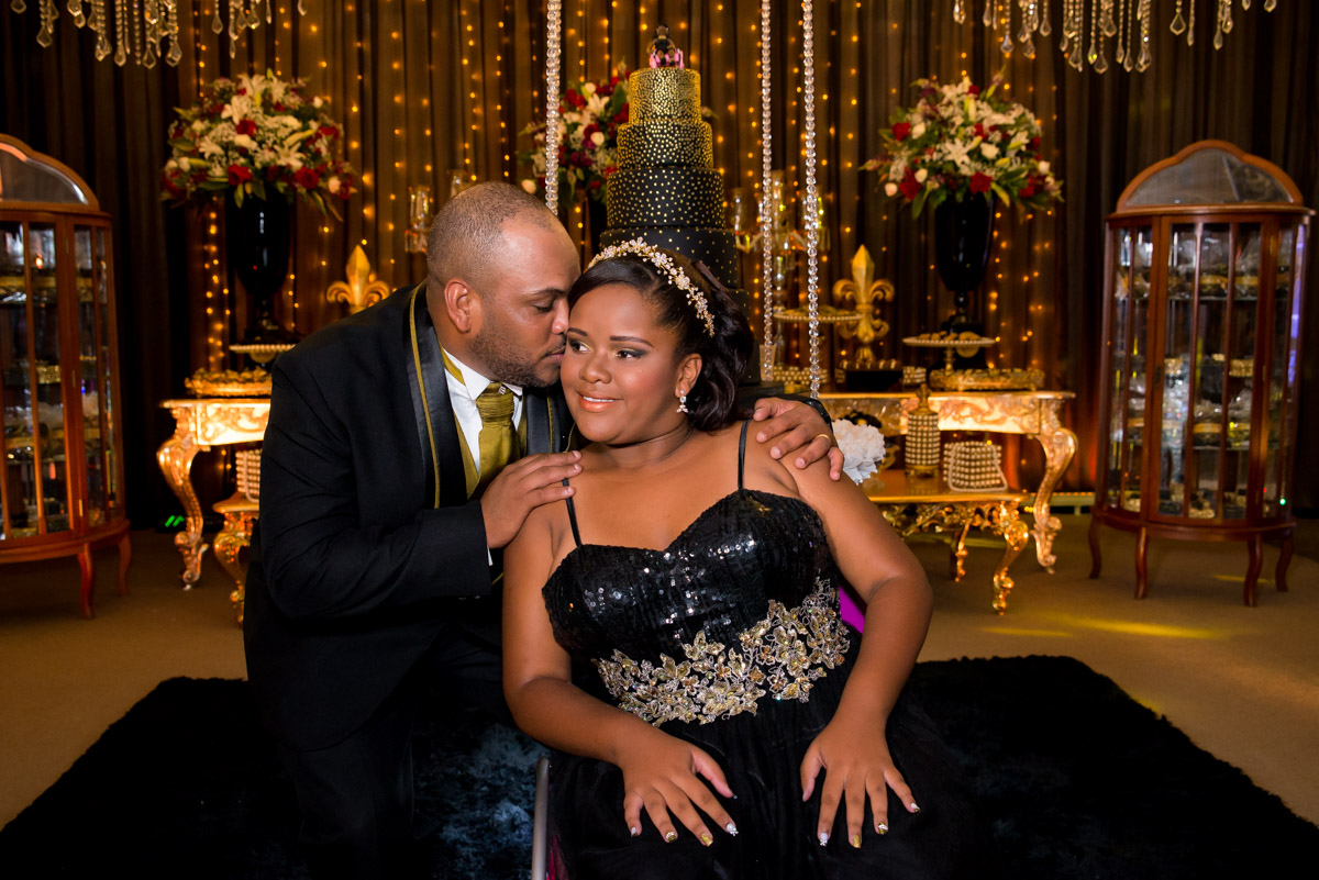 pai dando um beijo na filha cadeirante