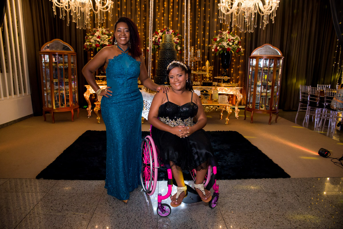 mãe fazendo carinho na filha debutante