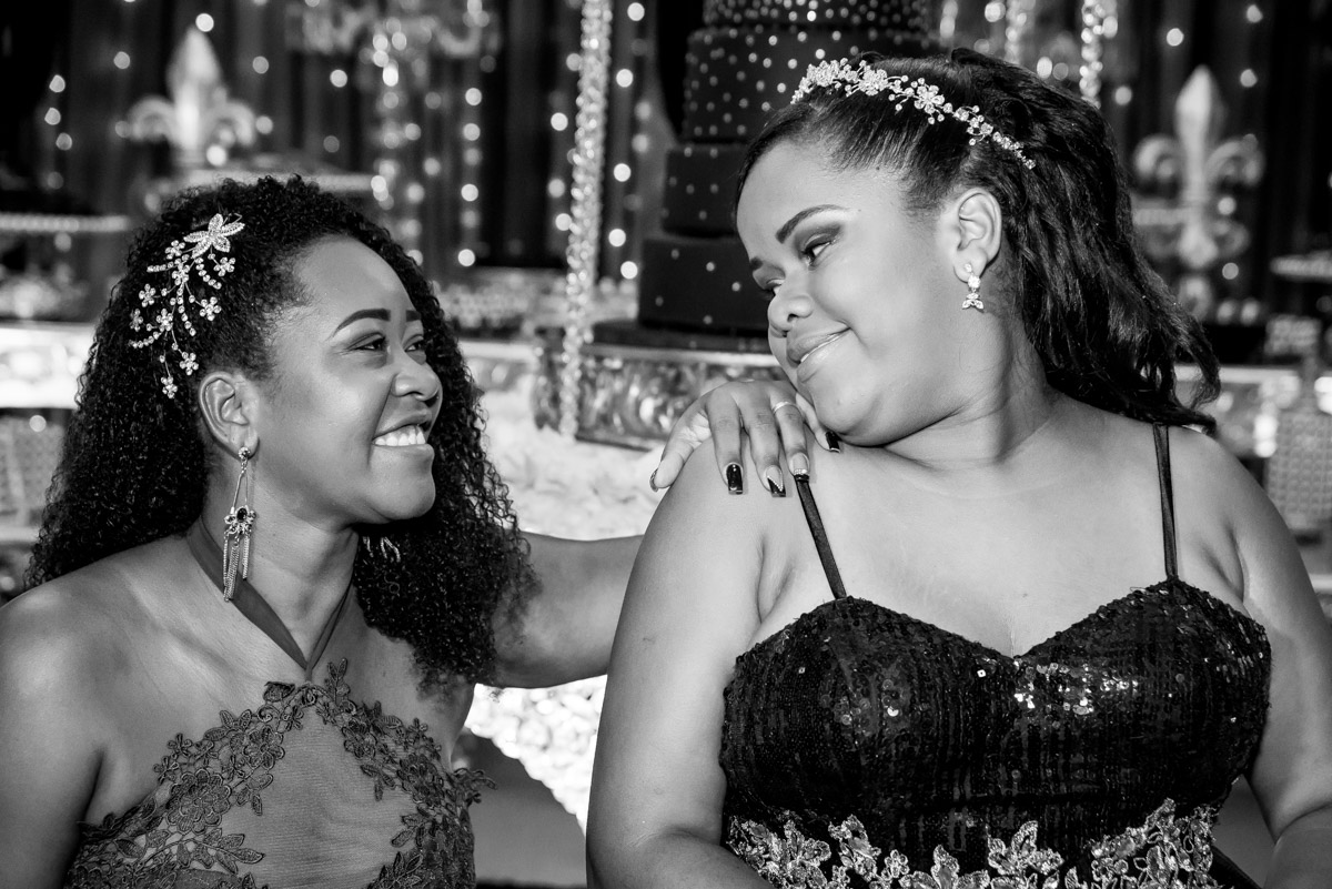 mãe e filha se olhando na festa de 15 anos