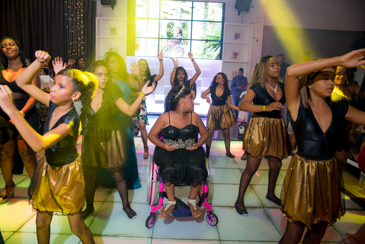 debutante cadeirante dança na pista de dança com as amigas