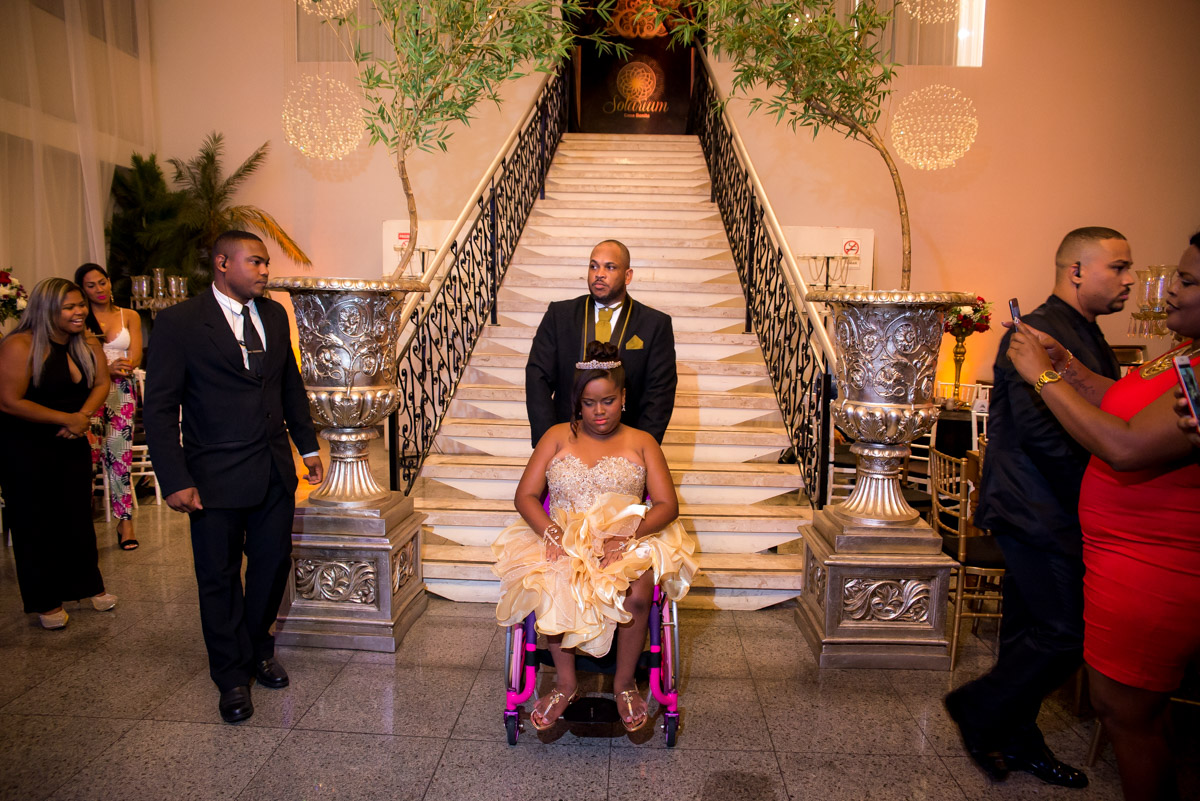 pai entra com a filha cadeirante na festa