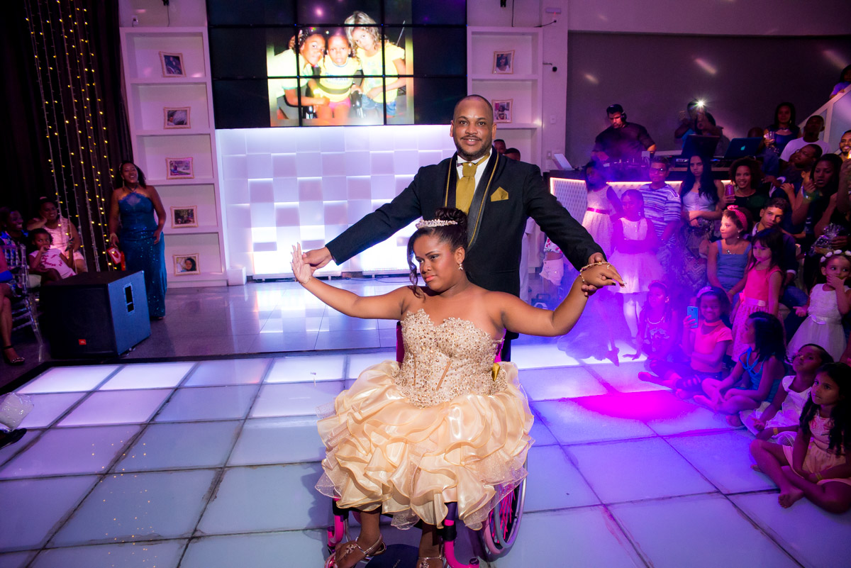 pai dança com a filha cadeirante em sua festa de 15 anos fotógrafo fabio doria