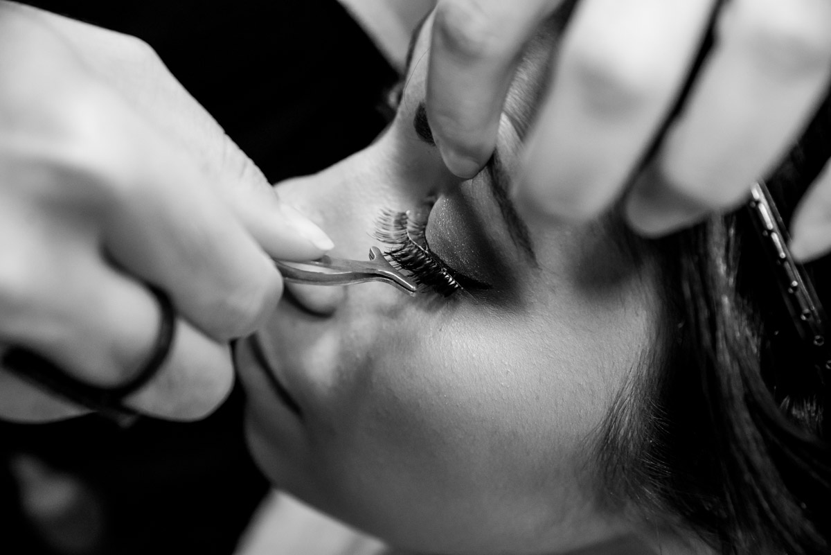 noiva colocando cílios no making of fotografo fabio doria o melhor do rio de janeiro 
