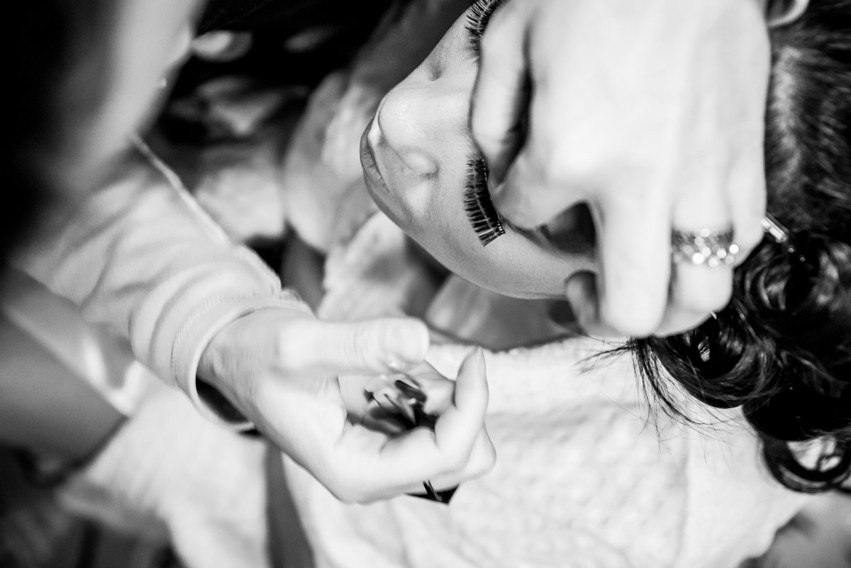 noiva colocando cílios em ensaio fotografo fabio doria o melhor do rio de janeiro 