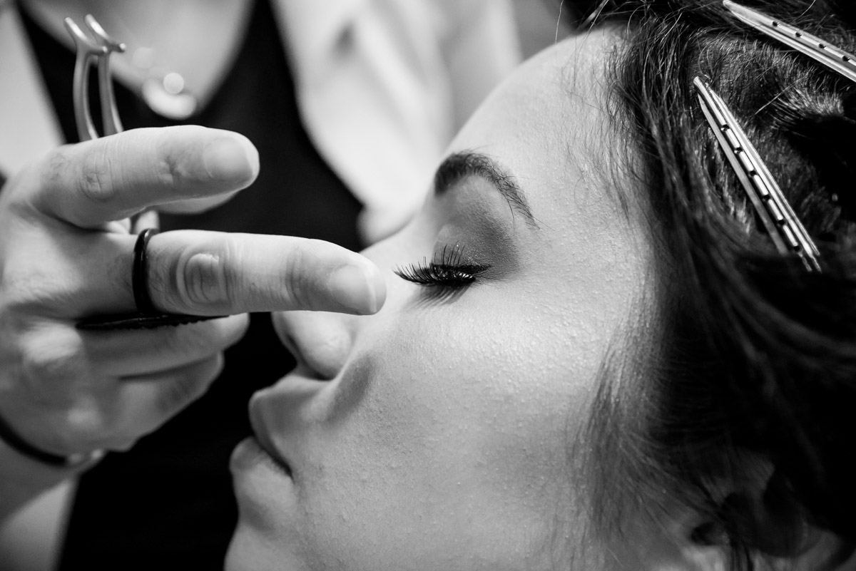 ajustando cílios na noiva 
