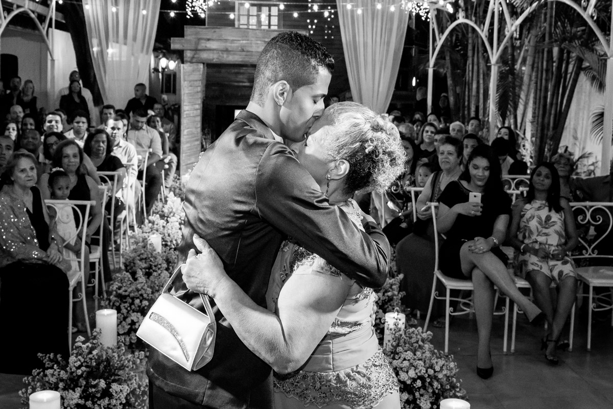 noivo dando beijo na mãe fotografo fabio doria 