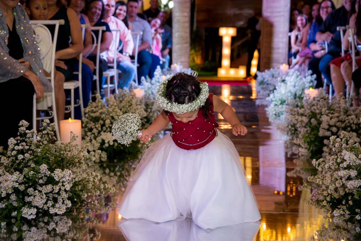daminha impressionada com o chão de tapete espelhado 