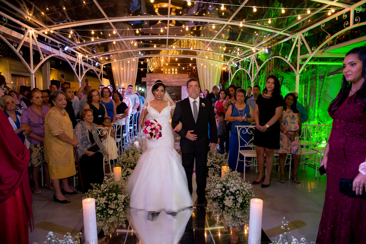 noiva entra com o pai no salão novo iris supreme 