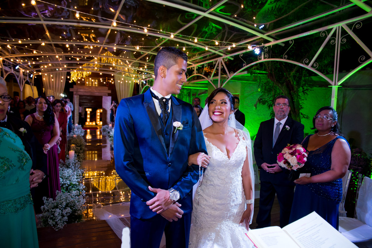 noivos se olhando no altar fotógrafo fabio doria 