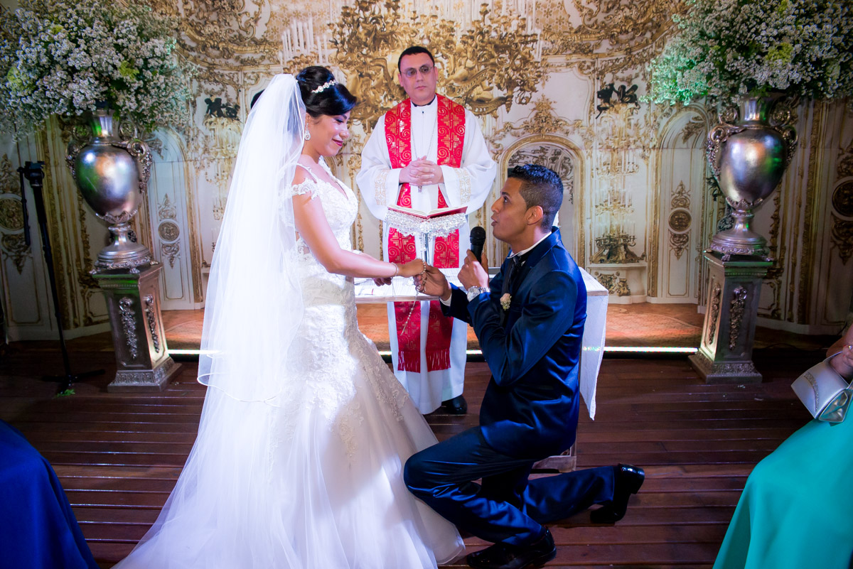 noivo de joelho no altar segurando a mão da noiva fotografo fabio doria 