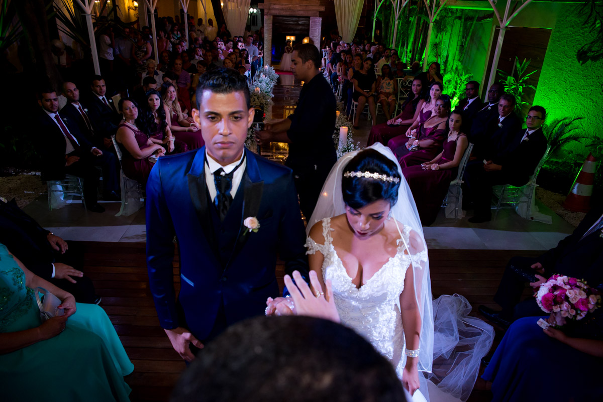 pastor abençoando casal 