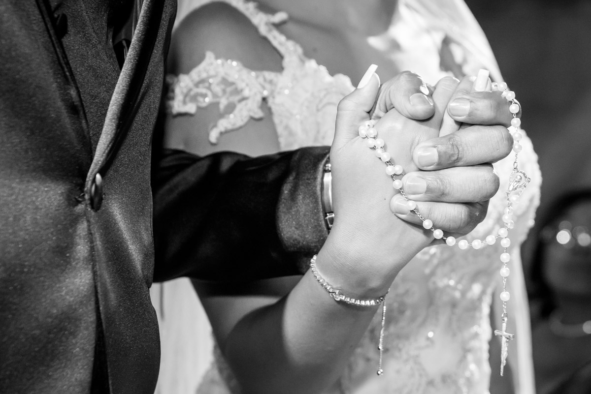 noivos dando as mãos segurando o terço fotografo fabio doria 