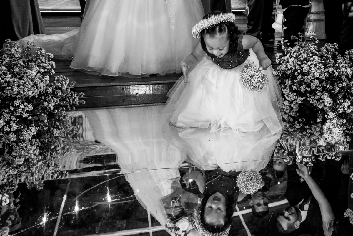 daminha se vendo no tapete de espelho