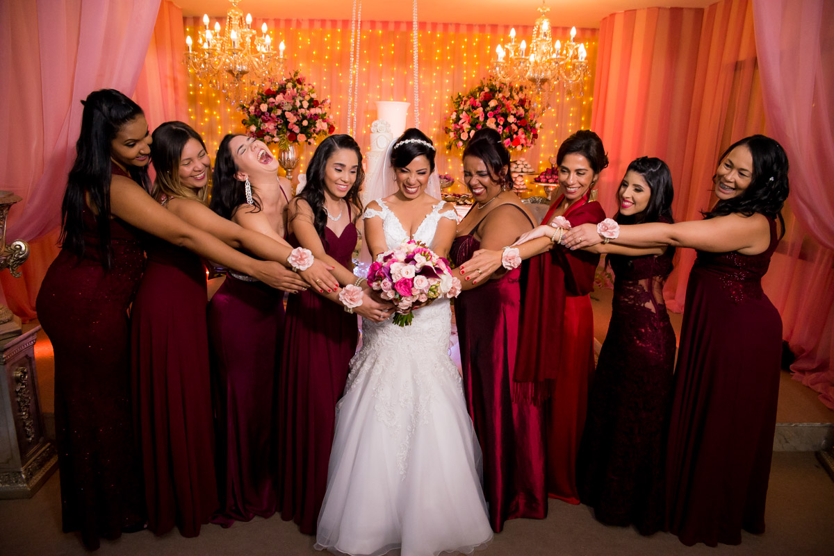 madrinhas olhando para o buquê da noiva