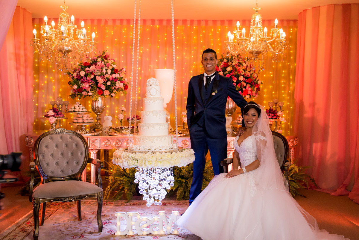 noivos na mesa do bolo 