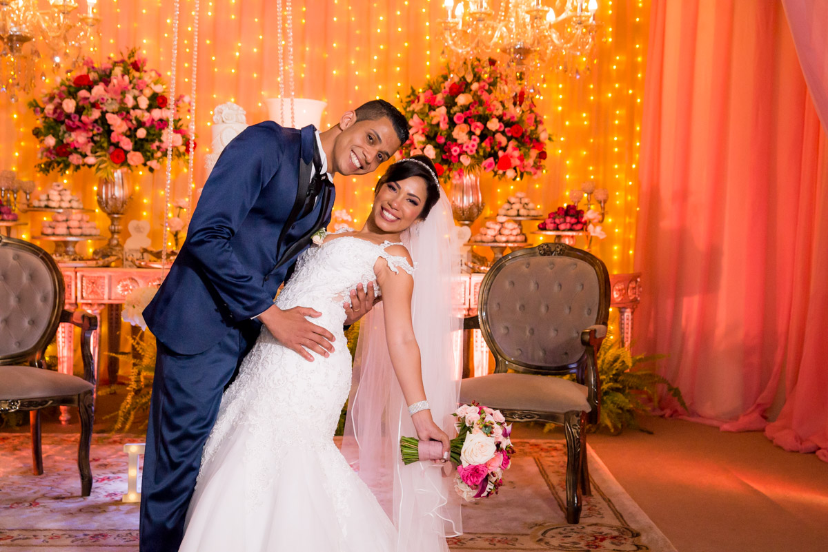 noivo segurando a noiva na mesa do bolo 