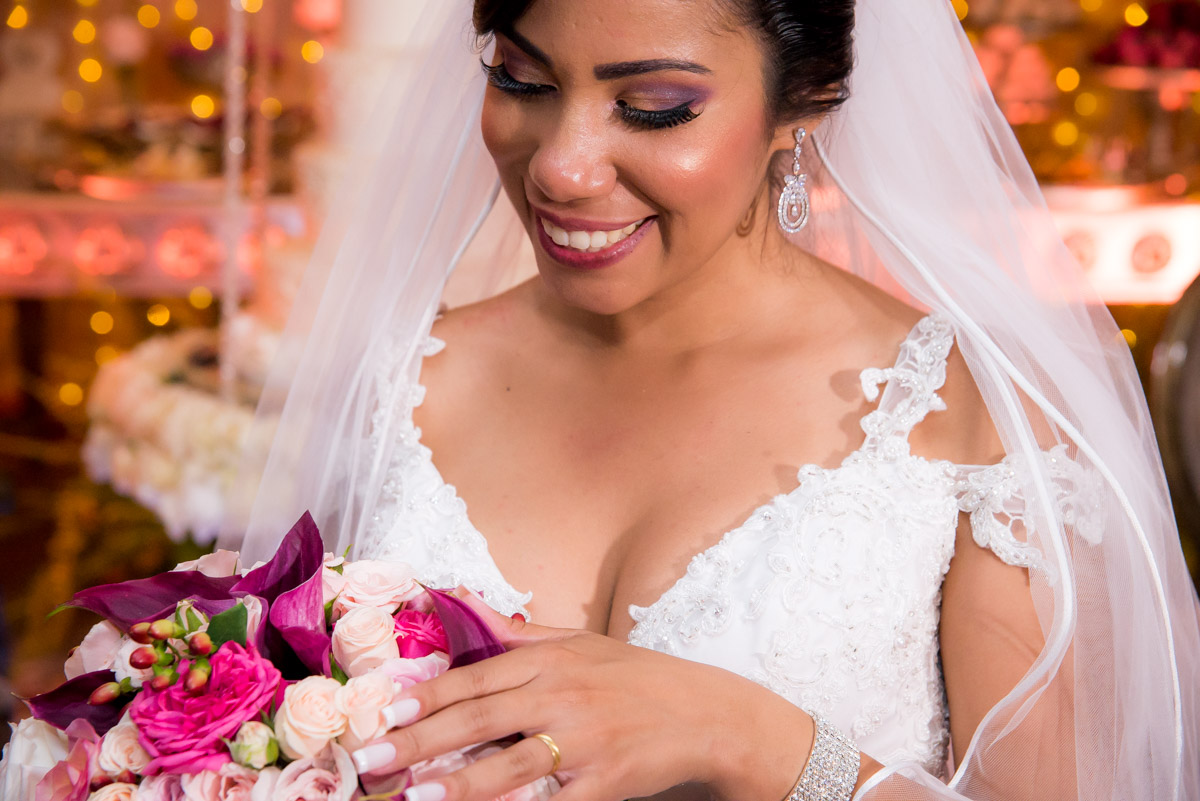 noiva olhando para o buquê 