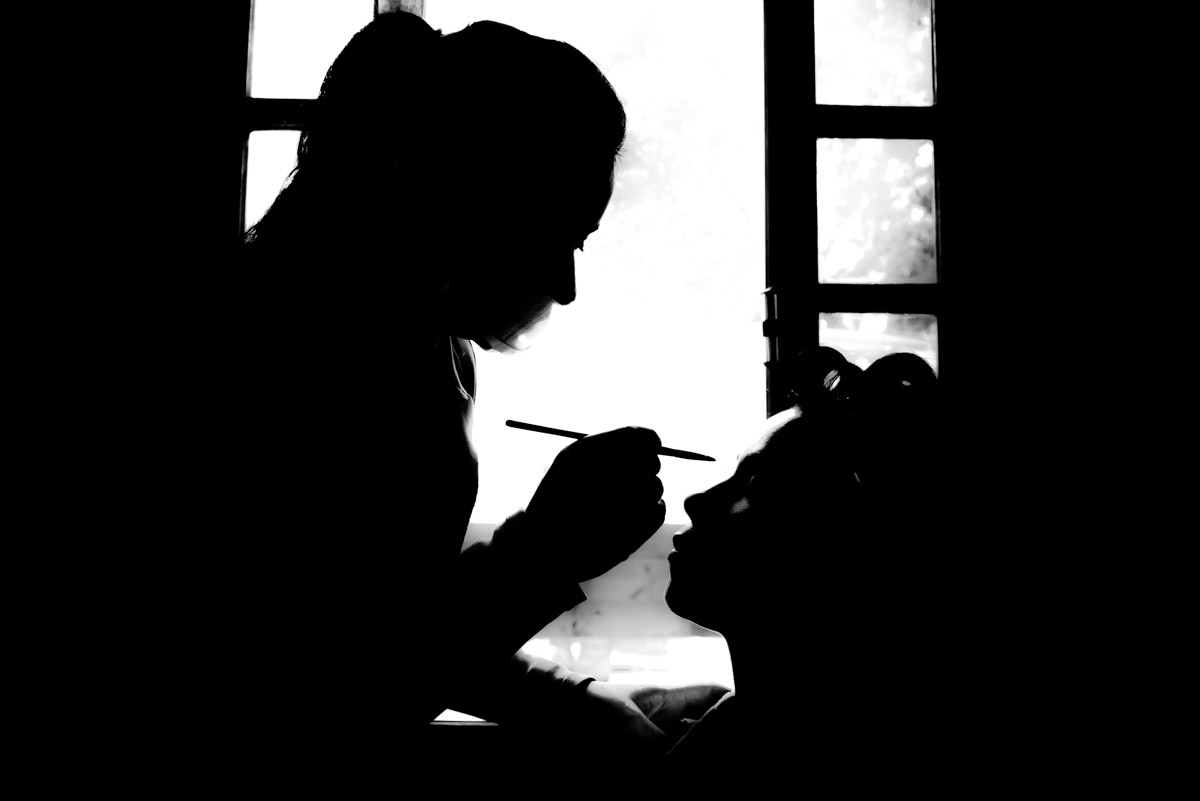 noiva sendo maquiada em makig of