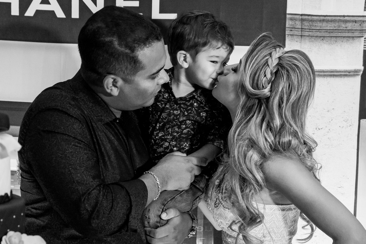 beijo em família na festa de 30 anos fabio doria 