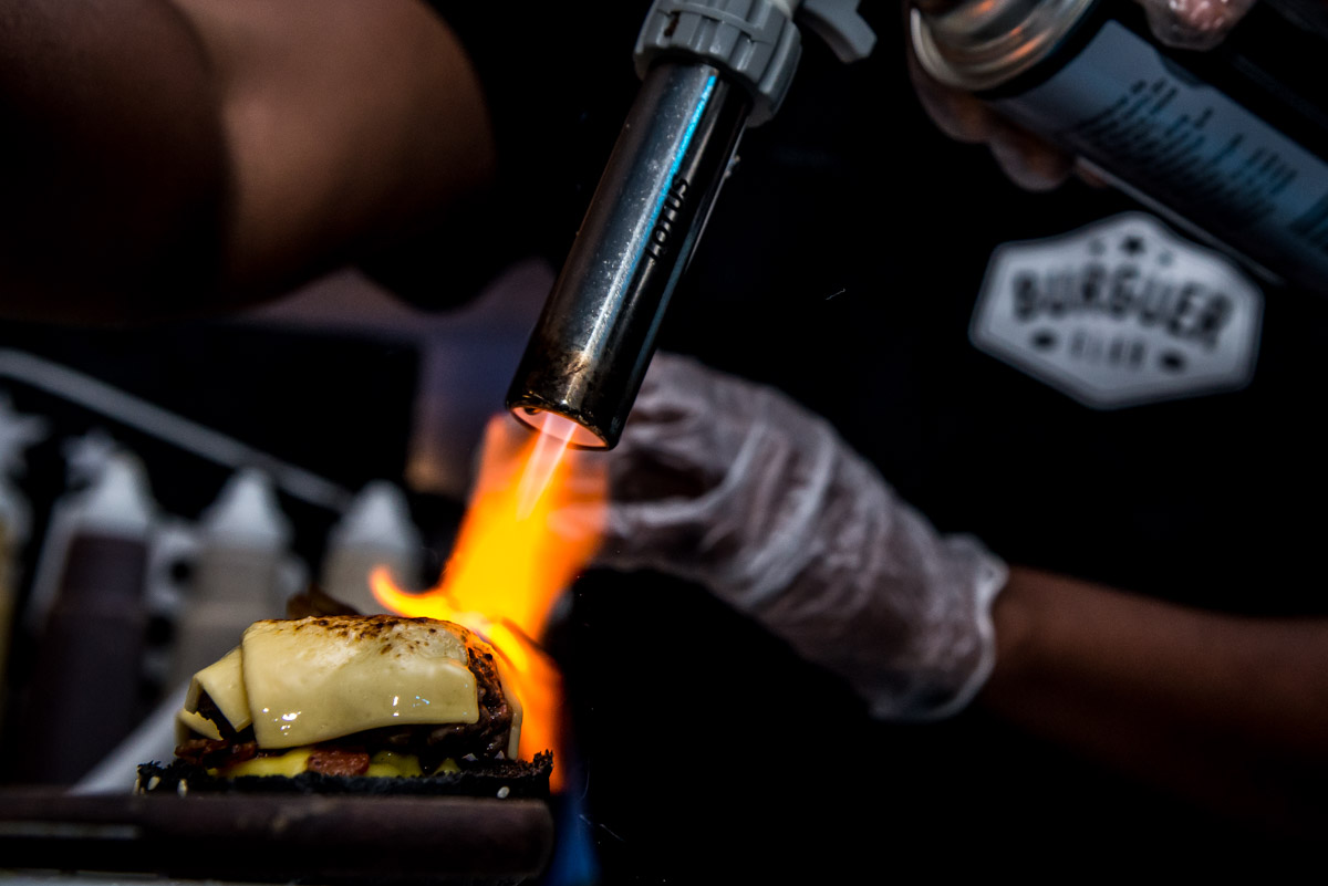 hambúrguer artesanal no salão versatilly fotógrafo fabio doria 