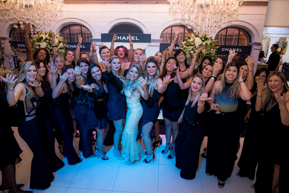 festa de 30 anos aniversariante com convidados 