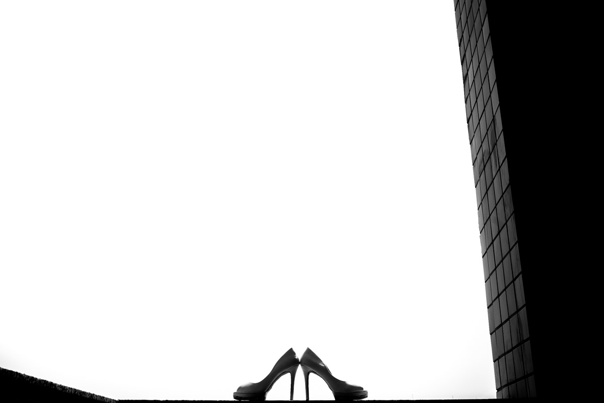 sapato da noiva na sacada do hotel no ensaio de making of 