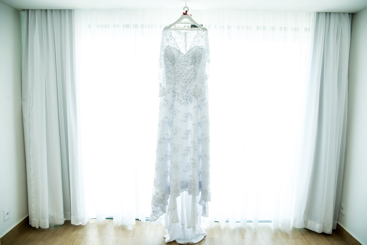 vestido da noiva em ensaio de making of hotel atlântico sul