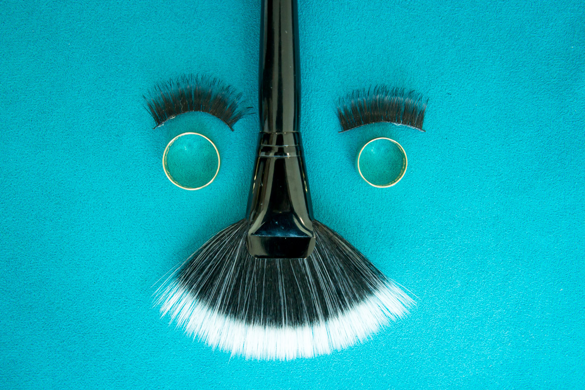 caretas com pincel em ensaio de making of fotógrafo fabio doria 