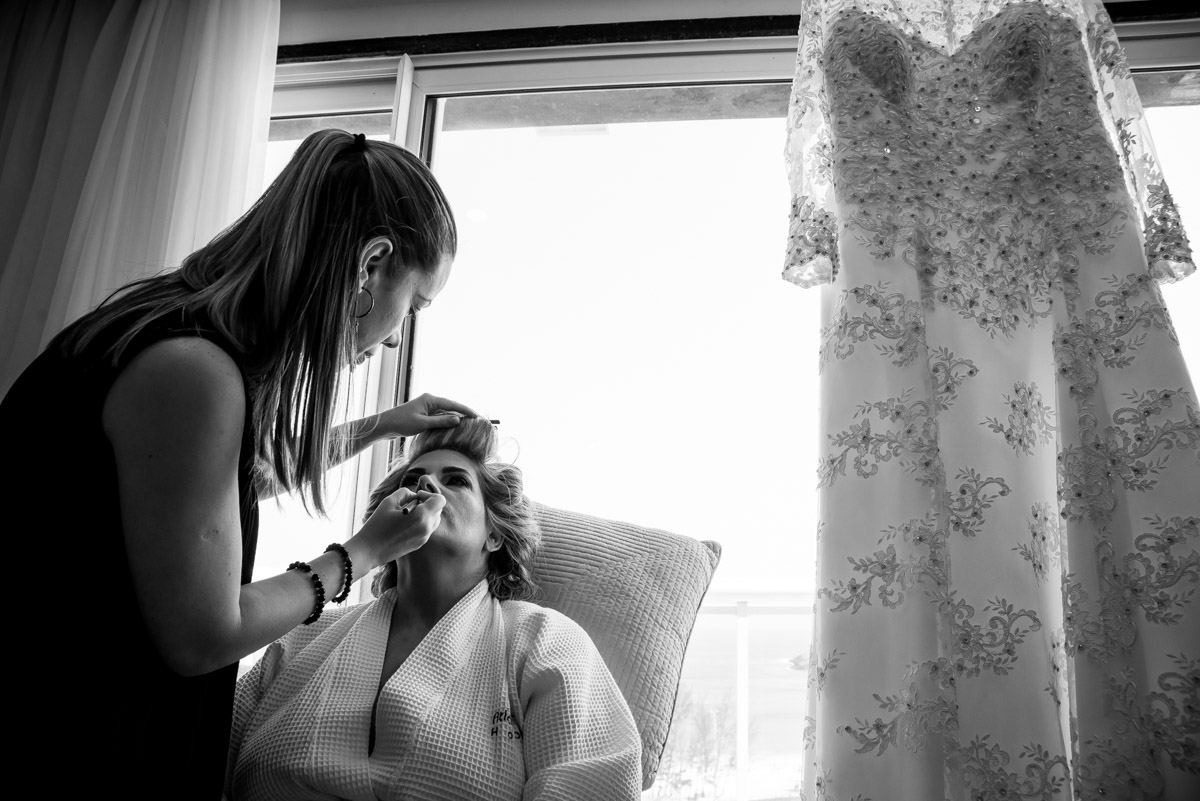 noiva sendo maquiada em making of 