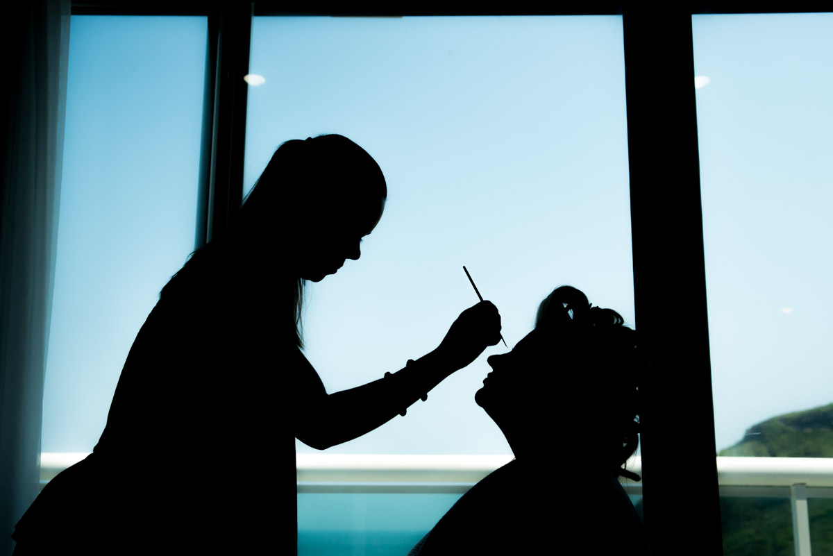 silhueta da noiva e maquiadora no fundo o mar hotel atlântico sul fotógrafo fabio doria 