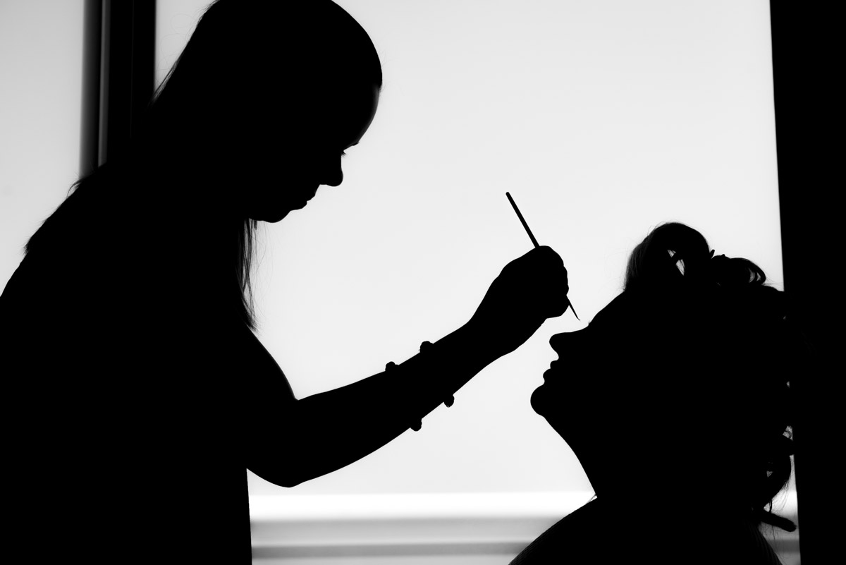 silhueta da noiva e maquiadora no fundo o mar hotel atlântico sul fotógrafo fabio doria o melhor do rio de janeiro 