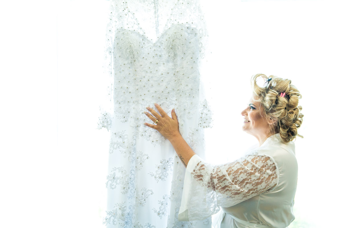 noiva em ensaio de making com bob e passando mão no vestido 