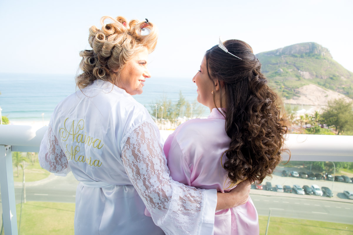 ensaio de making of no atlântico sul com mãe e filha