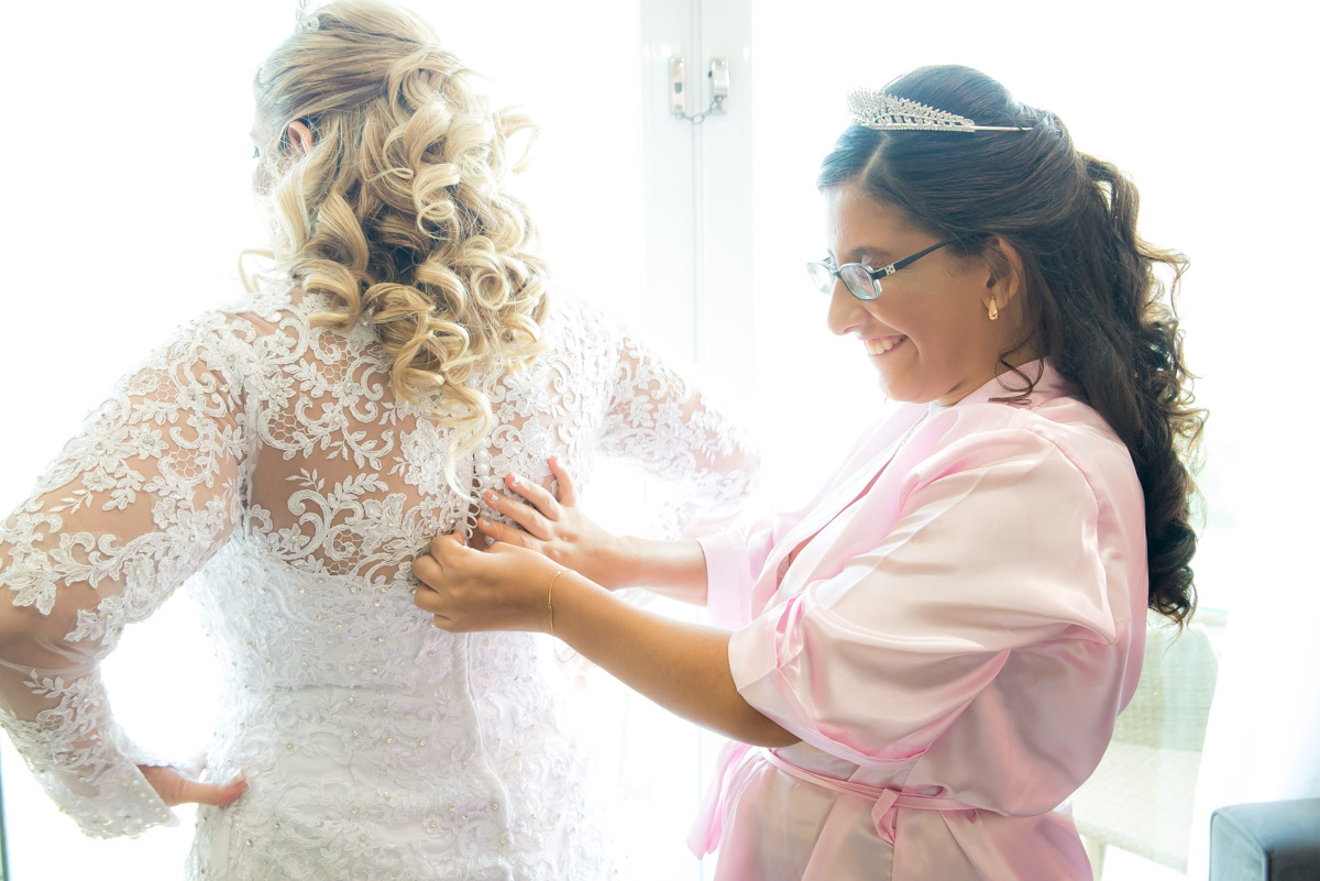 filha ajustando vestido da mãe em ensaio de making of fotógrafo fabio doria 