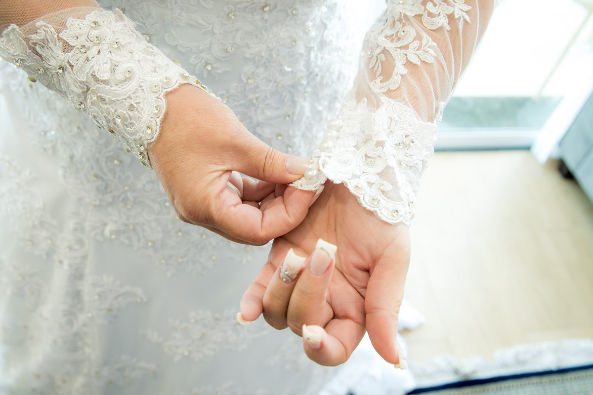 noiva ajustando o punho do vestido