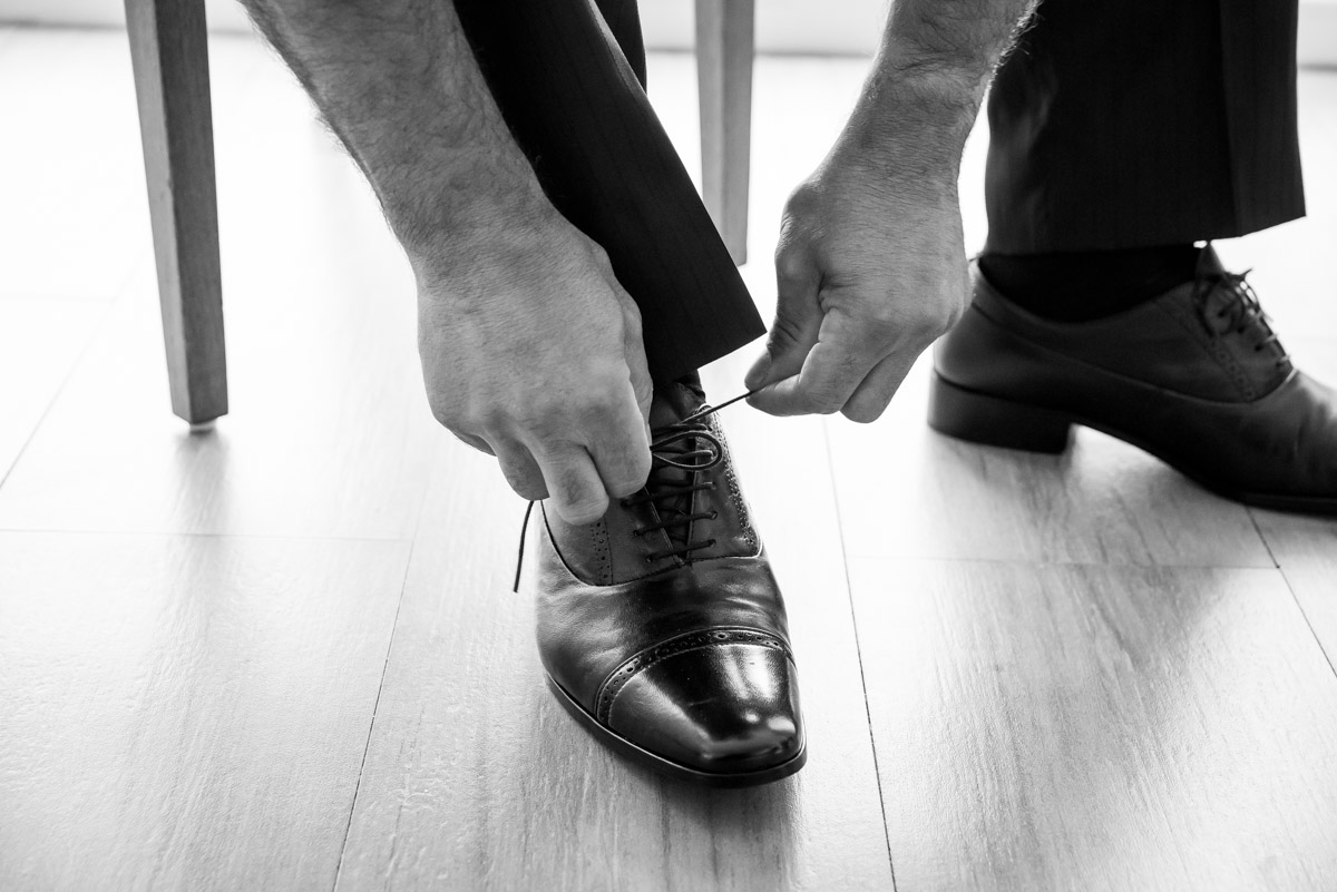 making of do noivo no hotel atlântico sul calçando o sapato fotógrafo fabio doria 