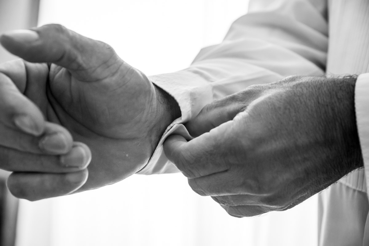 noivo ajustando os punhos em ensaio de making of fotografo fabio doria 