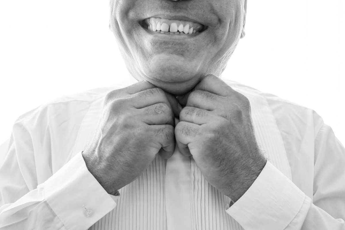 noivo ajustando o terno em ensaio de making of fotógrafo fabio doria 