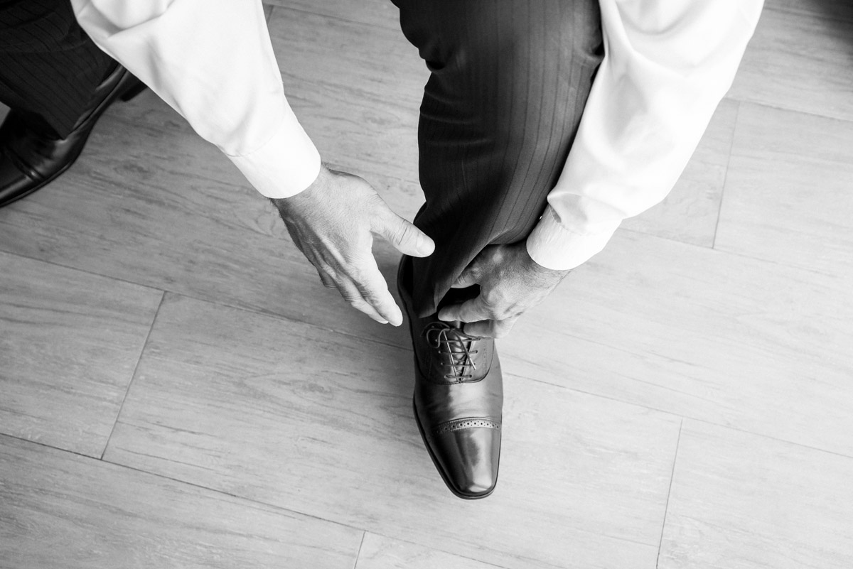 noivo ajustando a calça do terno em ensaio de making of do noivo fotógrafo fabio doria 