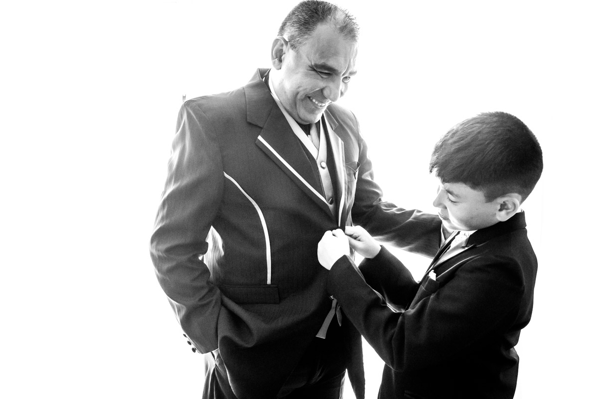 making of do noivo filho ajudando pai no dia do casamento fotógrafo fabio doria 