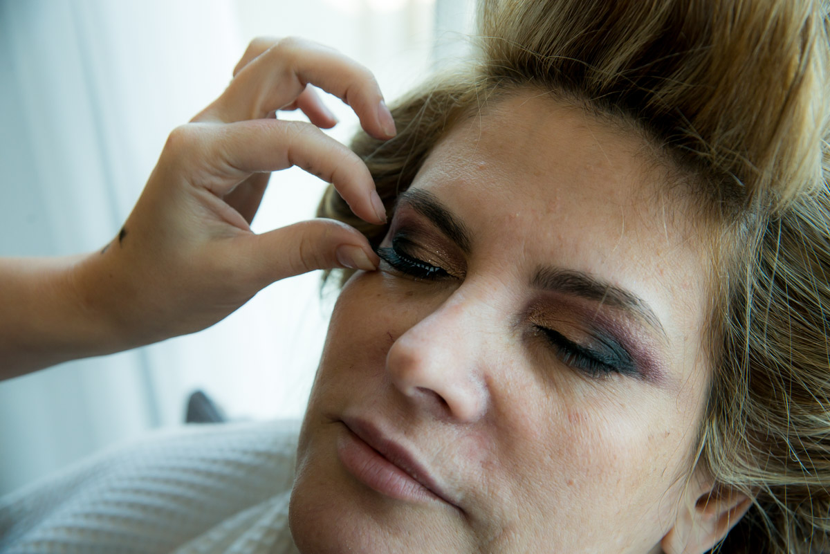 colocando cílios na noiva em ensaio making of fotógrafo fabio doria 