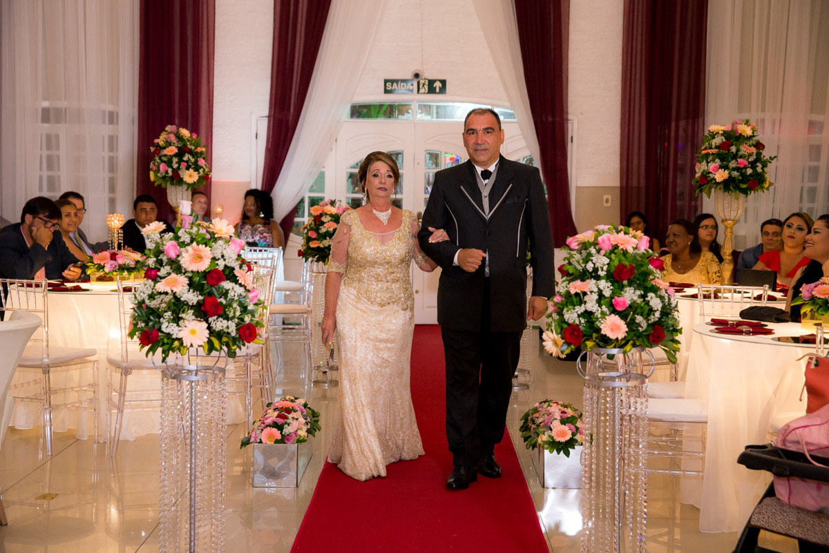 mãe da noiva entra com o genro 