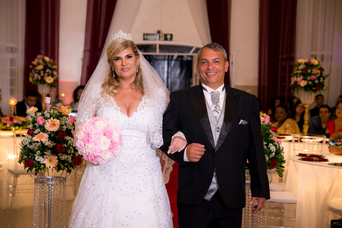 noiva entrando com irmão 